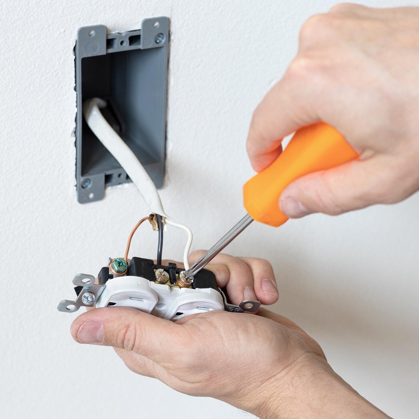 Installing electrical outlet. Connecting neutral wire